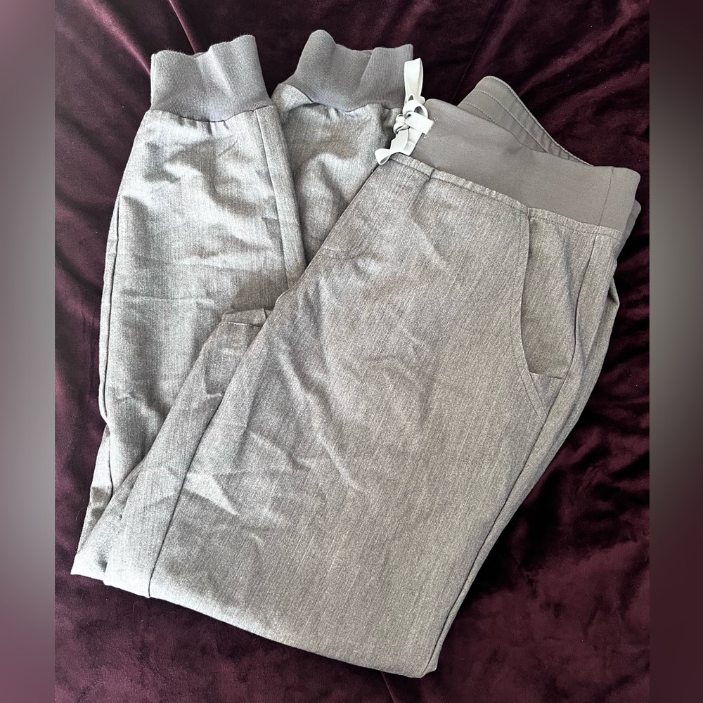 Figs Scrub Set (Graphite Color) - Picture 4 of 10